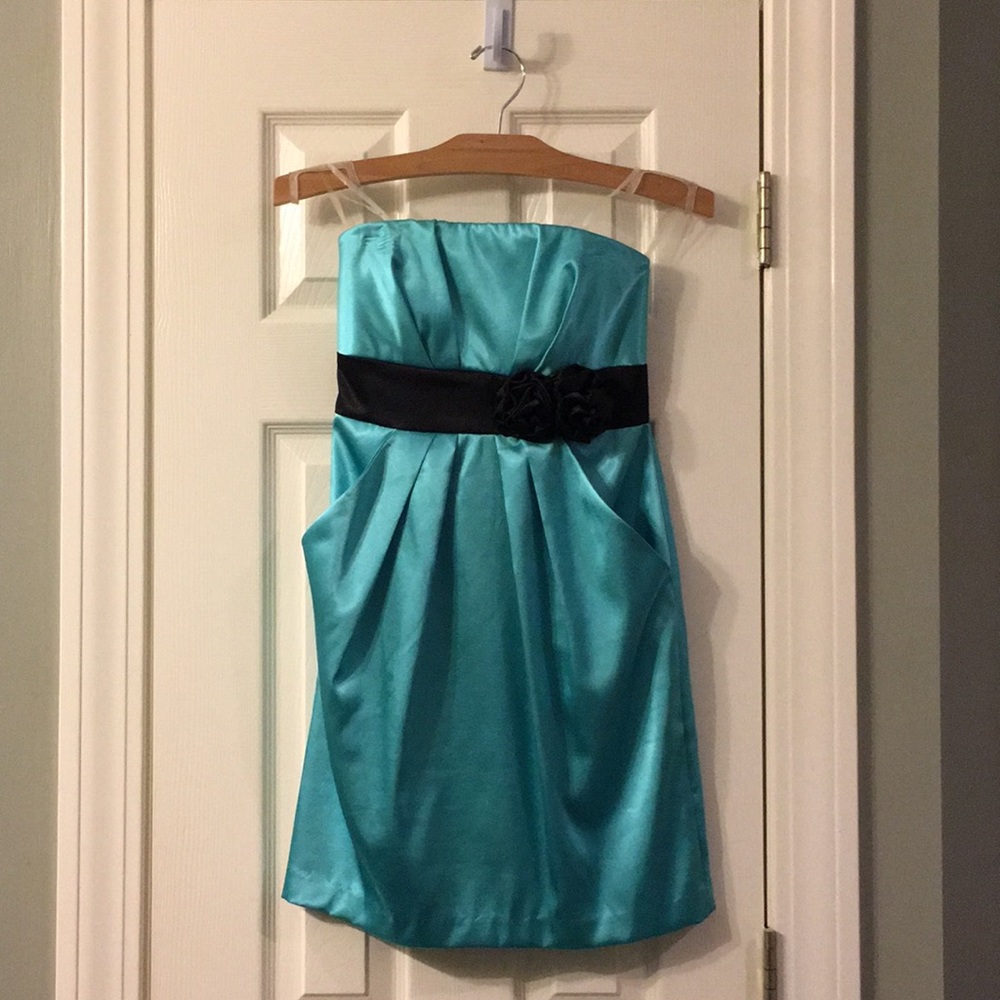 Strapless party dress with POCKETS!